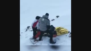 نجات کوهنوردان از زیر بهمن توسط گروه نجات