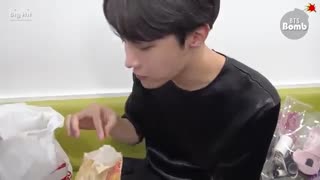 تهیونگ عزیزم بزار غذا شو بخوره.باشه؟