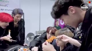 یه طوری غذا می خورن ادم سیرم باشه گشنش میشه