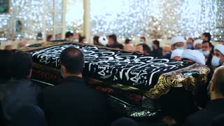 طواف پیکر عالم ربانی حضرت آیت الله مصباح یزدی رحمةالله علیه در حرم مطهر رضوی