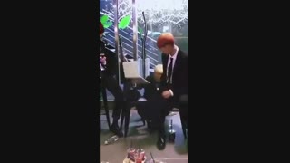 جیمینیییم....آقا اصن در این باره هزاران بار هم ببینمش بازم میخندم بازم انقد تختمو گاز میگیرم که نابود شه:)))))