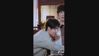 wang yibo....چرا به زور میگین کرمممم بخوره:/