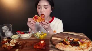 غذا خوردن دختر کره ای