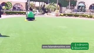 نظافت چمن مصنوعی با جاروی صنعتی