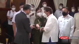 رونمایی از مدل جدید دست دادن دیپلماتیک در دوران کرونا