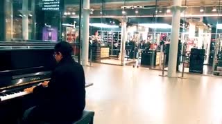 <Playing unravel on the piano in public <Tokyo ghoul