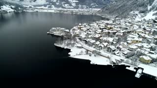 شهری پر برف در کنار دریا