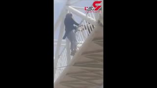 فیلم لحظه خودکشی دخترجوان از پل عابر / در رباط کریم رخ داد