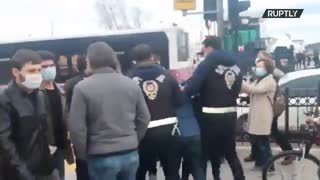 Erdoğan'a yönelik protestoların sürdüğü İstanbul'da üniversite öğrencileri polisle boğuşuyor