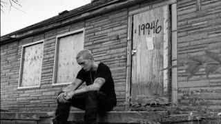 خواننده هایی که به همکاری با ایلومیناتی اعتراف کردند(مایکل جکسون،امینم،توپاک....)