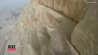 این نوجوان  به طور غیرقانونی از هرم بزرگ مصر صعود کرد