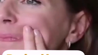 ماساژ روغن خراطین برای برطرف شدن خط لبخند