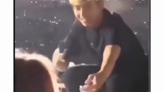 تهیونگ عینکشو به دختره میده