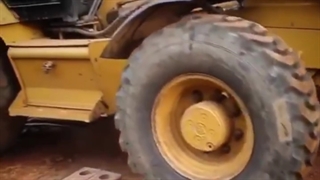 رد شدن لودر روی آجرپازلی