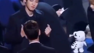 یادتونه اینو قبلن آپ کردم بعد یکی پرسید اونی ک چان بهش اشاره کرد کیه ؟؟