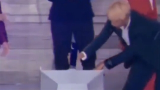 و ما اینجا جیمینو داریم ک باز رو استیج خراب کاری میکنه