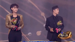 دریافت جایزه وانگ ییبو و تائو