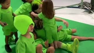 بیلی ایلیش در کنار بچه ها