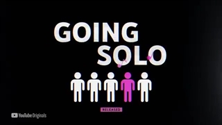 وقتی رزی برای اهنگ On the ground از ساز های مختلف استفاده میکنه