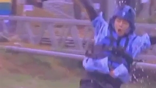 چرا اینقد کیوتید اخهههههههه شما فقط بخندید:)