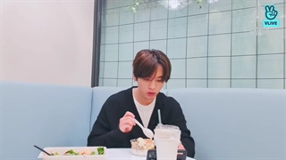 ویلایو لینو عضو استری کیدز( Lee Know Eating) با زیرنویس انلاین فارسی