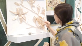 اجرای تابلو نقش برجسته گل با تکنیک گچبری مدرن