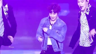 اجرای آهنگ KoKoBop فوکوس روی سوهو (همونجایی که میکروفونش شکسته بود)