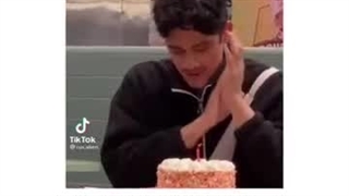 این پسره داشت تولدشو تنهایی جشن میگرفت که....