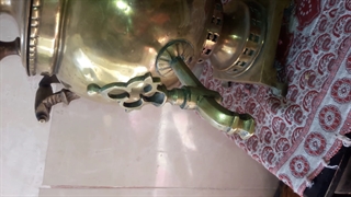 پارچ و سماور ذغالی قدیمی به همراه یک سینی مسی قلم سیاه شده