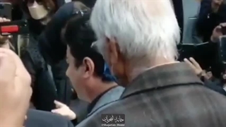 آواز همایون شجریان بر مزار پدر در اولین سالگرد درگذشت او