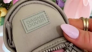 چیدمان وسایل کوچک در کیف کوچک